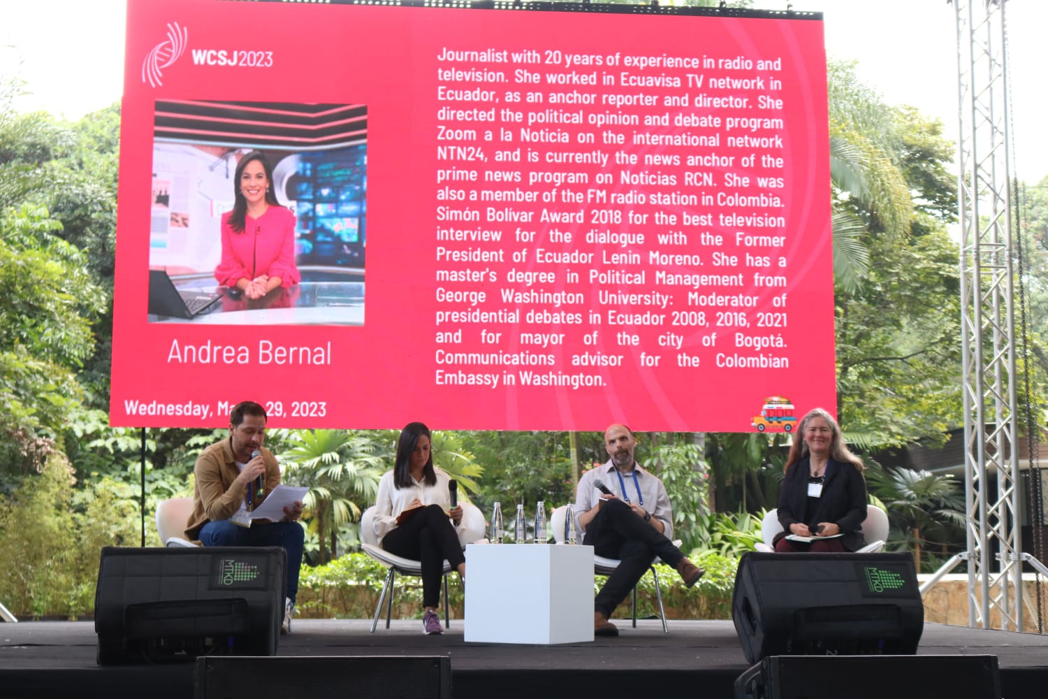 Relevance of science journalism as an editorial line in the media (1) El panel con Laura Helmuth (derecha), editora jefa de Scientific American; Andrea Bernal, periodista y presentadora de Noticias RCN (centro izq.), y Ben Deighton, director de Scidev.net (centro der.).