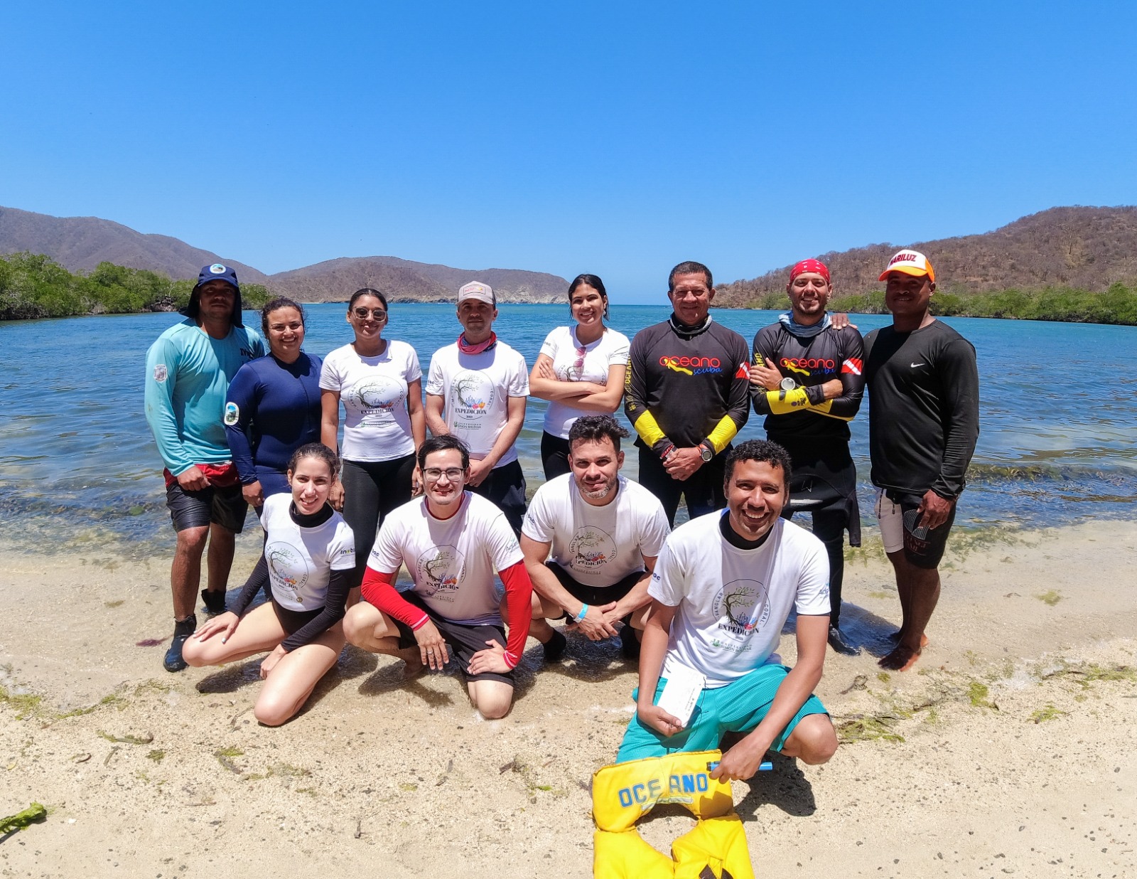 Equipo de la expedición coral manglar Tayrona El equipo que realizó la expedición en Bahía Chengue lo conformaron científicos de Parques Nacionales Naturales, la Dimar y Unisimón, además de las estudiantes del semillero de investigación del programa de Microbiología, Shersy Vega y Giovanna Reyes, y personal del centro de buceo Océano Scuba.