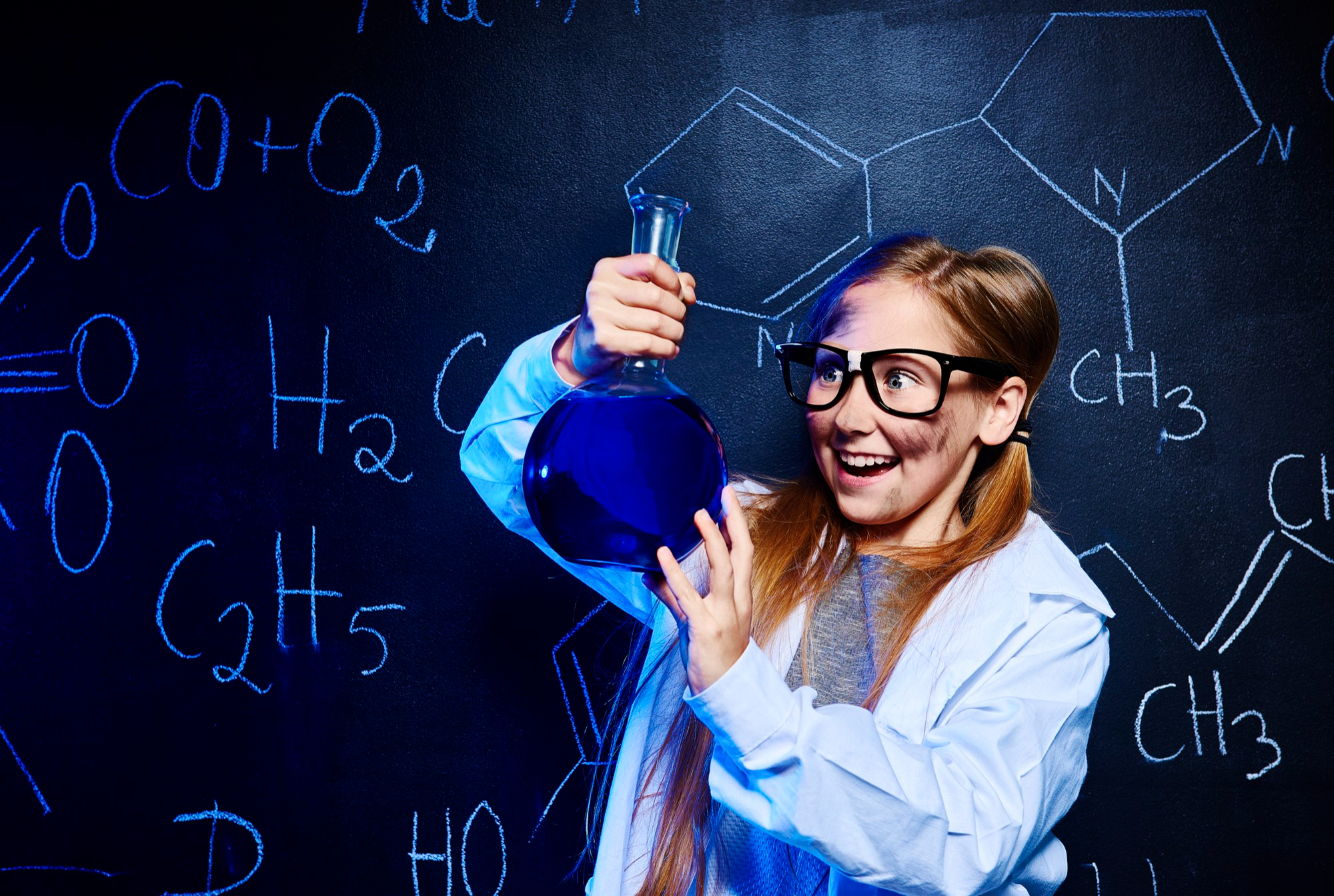 Mostrar el origen errático, creativo y humano de algunos modelos científicos sí ayudaría a propiciar el pensamiento crítico y reflexivo en quien está aprendiendo. / Imagen: FreePik